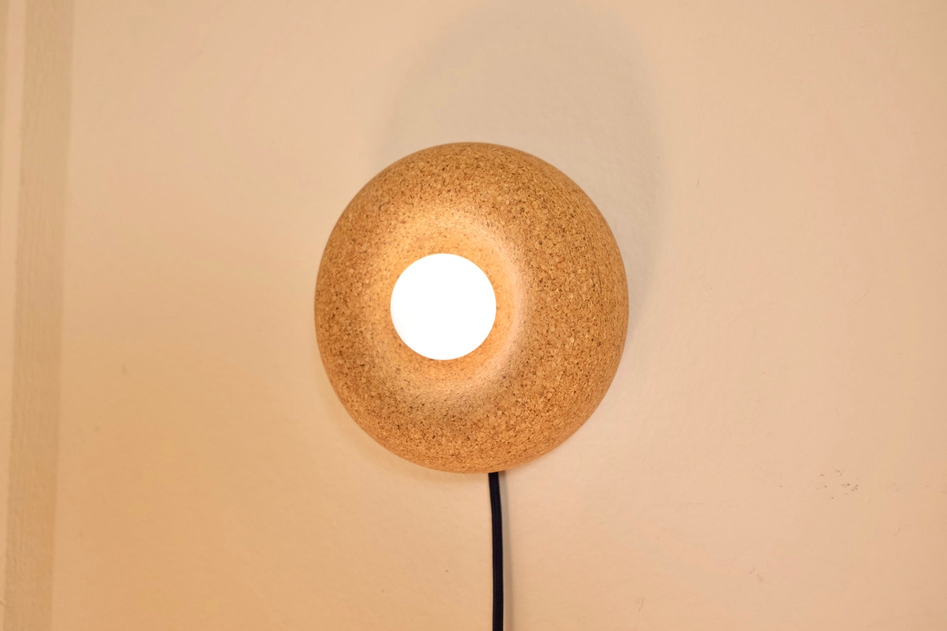 Pesä Cork plug in sconce